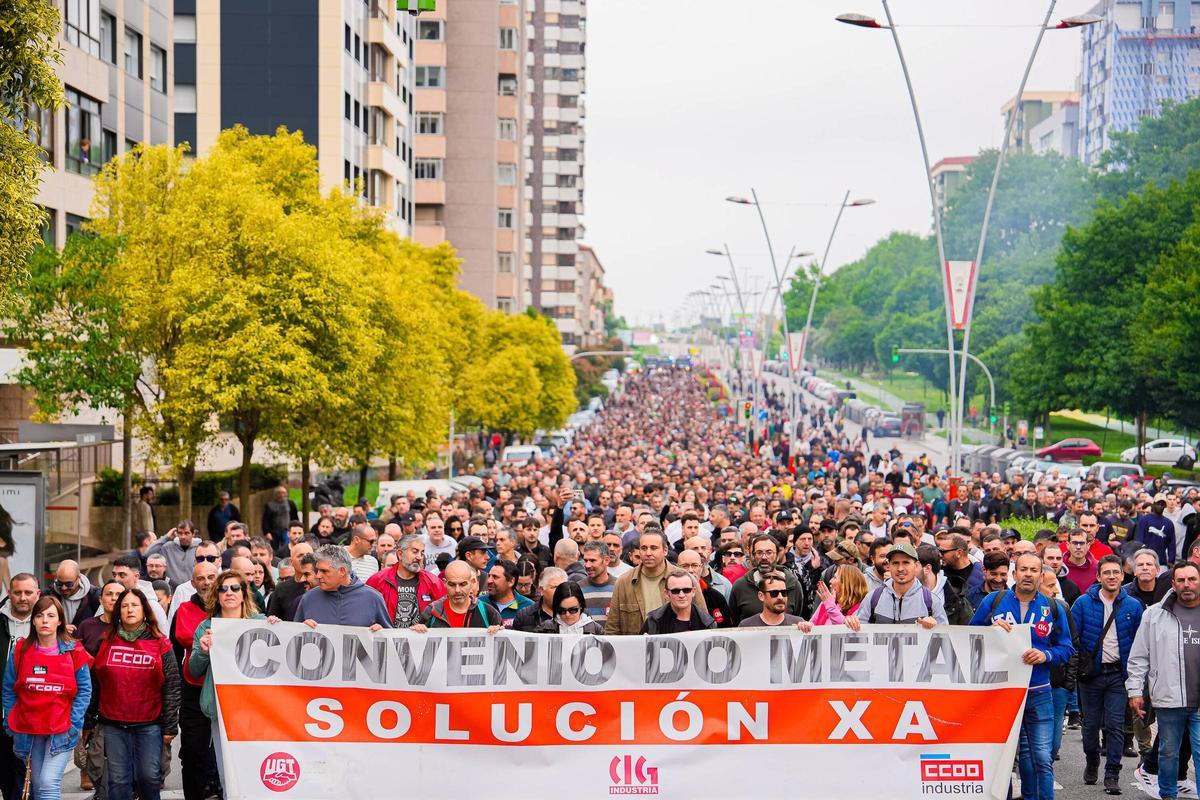 Miles de trabajadores del metal vuelven a recorrer las calles de Vigo por su convenio colectivo