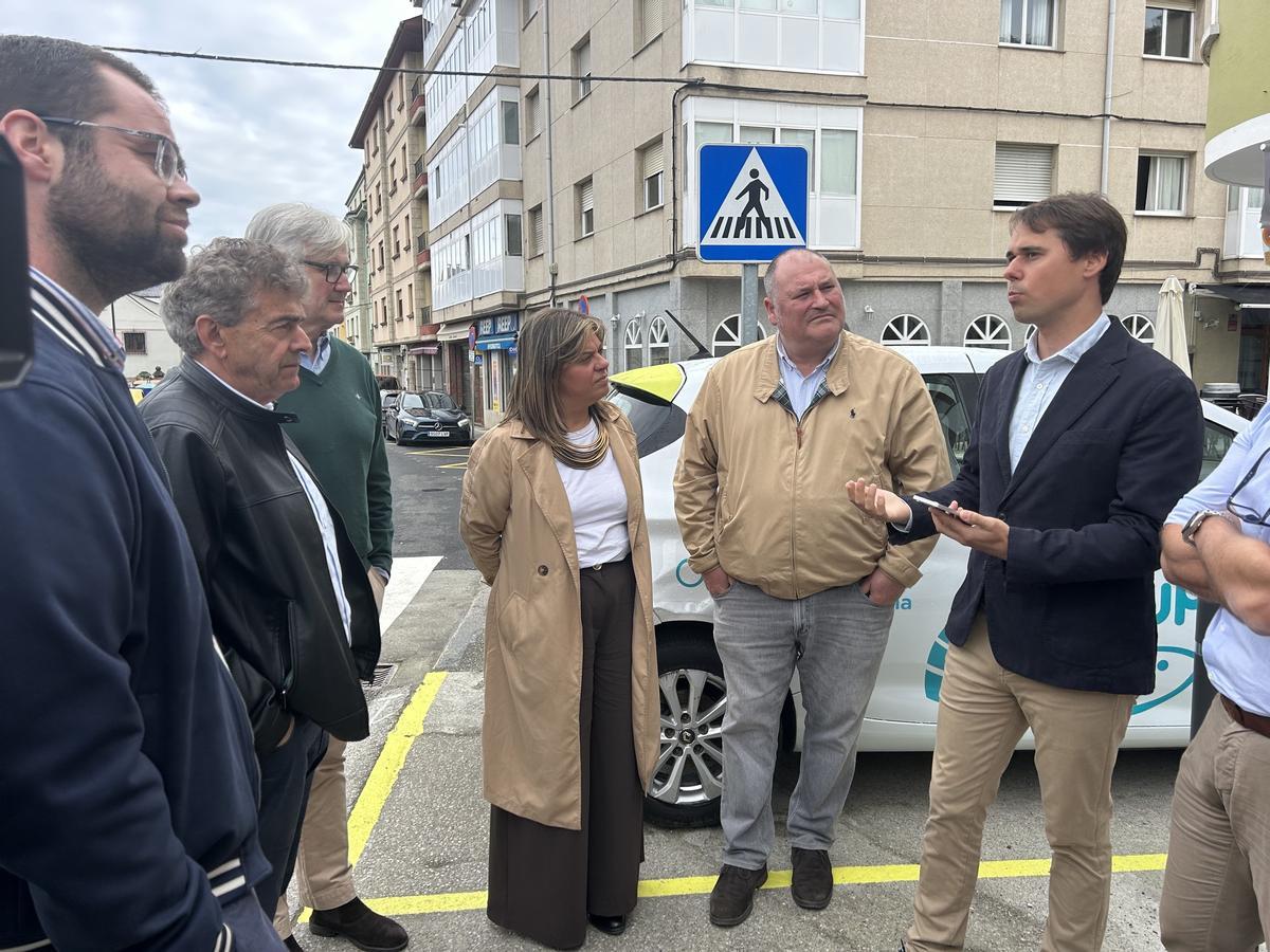 Gimena Llameda, en el centro, flanquedaa por los alcaldes de Vegadeo, César Álvarez (derecha), Tapia de Casariego, Pedro Fernández (primero por la izquierda), y Somiedo, Belarmino Fernández, durante la presentación.