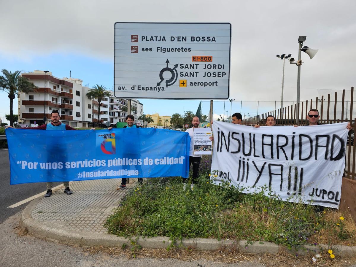 Varios agentes de la Policía Nacional de Ibiza se reivindican frente a la Comisaría