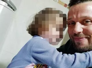 El padre de la niña asesinada en Zaragoza gana la batalla del entierro frente a la madre