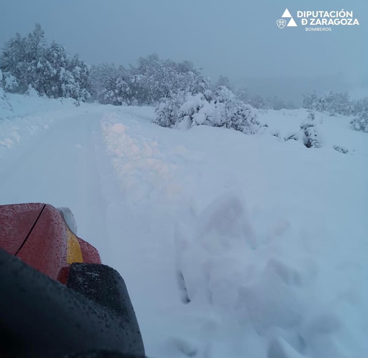 Rescate de vehículos atrapados en la nieve en las Cinco Villas