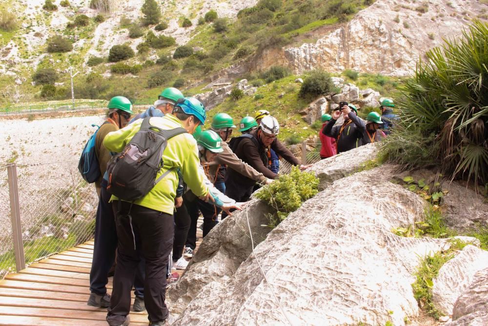 Varios ciegos y discapacitados visuales disfrutan de una visita al Desfiladero de los Gaitanes en la que han podido experimentar sensaciones dirigidas a sus cuatro sentidos.