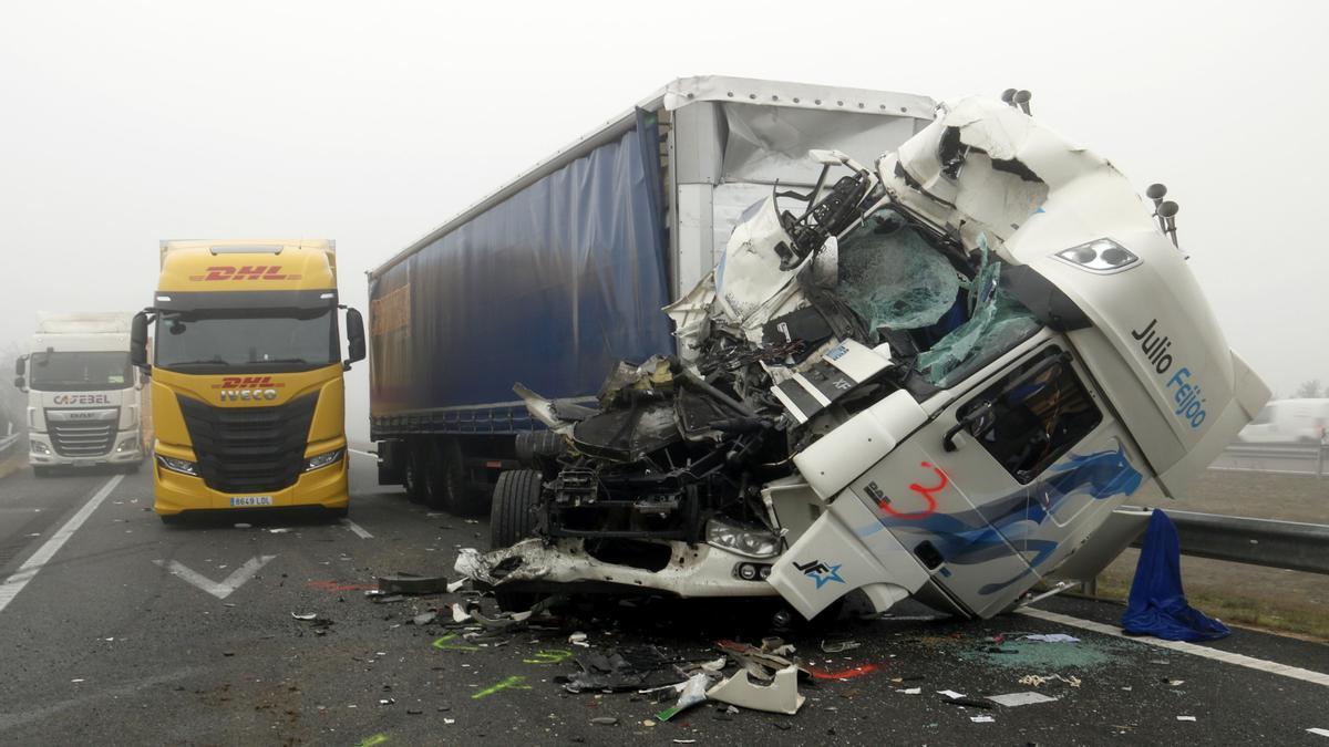 Accidente de camiones por la niebla en la AP-2 en la localidad de Castelldans