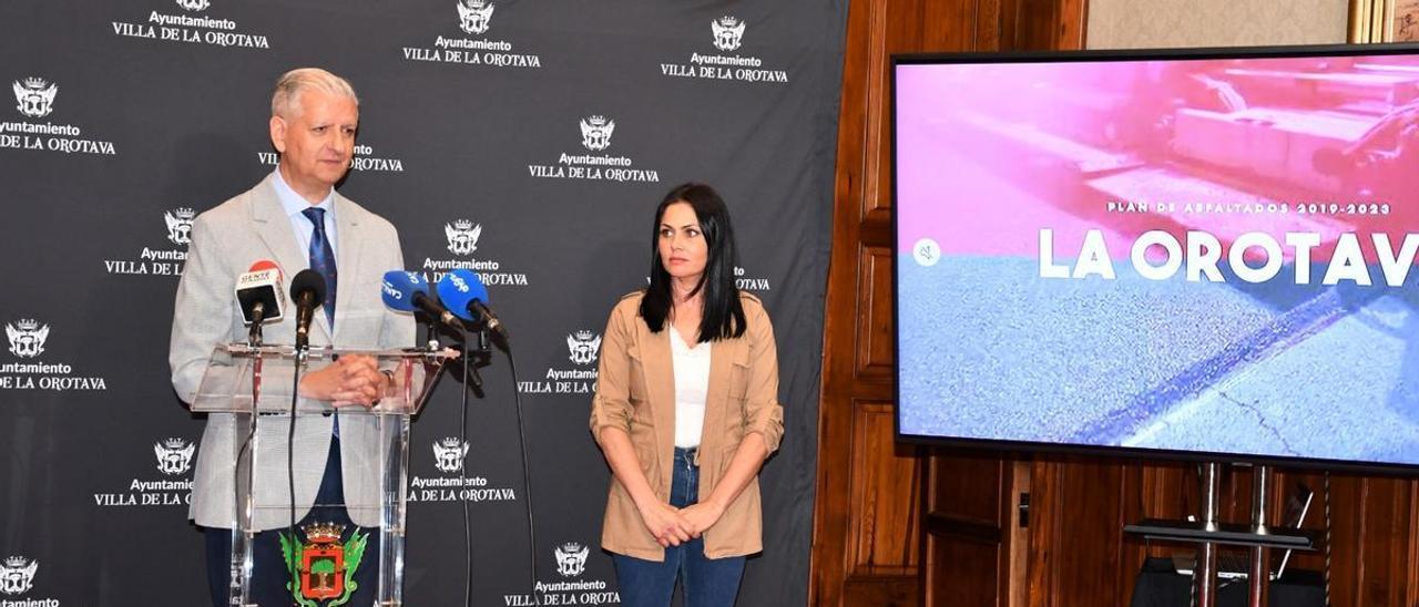 Linares y Yurena Luis presentan el plan de asfaltados de La Orotava.