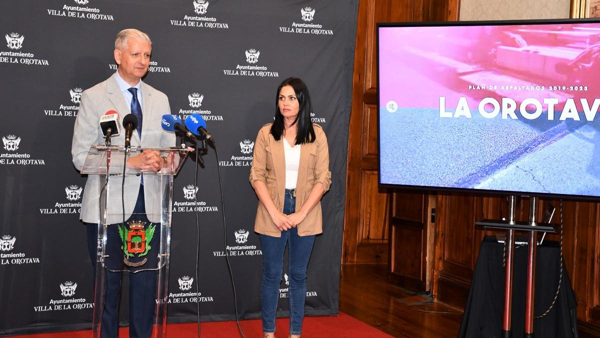 Linares y Yurena Luis presentan el plan de asfaltados de La Orotava.