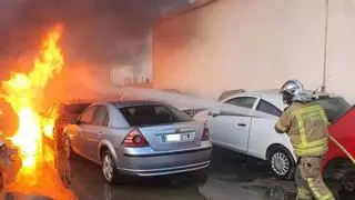 Un incendio calcina una veintena de vehículos en Toro