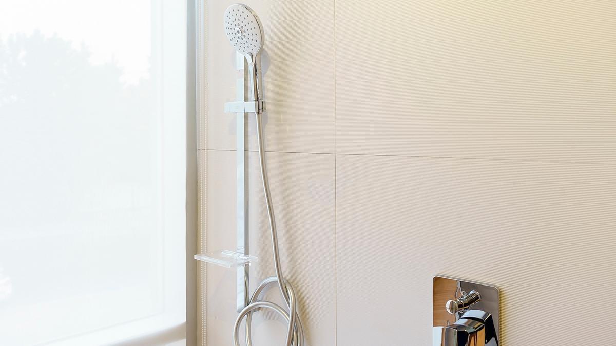 Adiós a la humedad en las paredes del baño: el rotulador que debes usar en los bordes