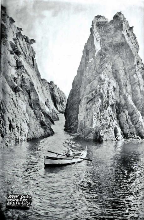 Un home en una barca a cala Marquesa, a Palafrugell