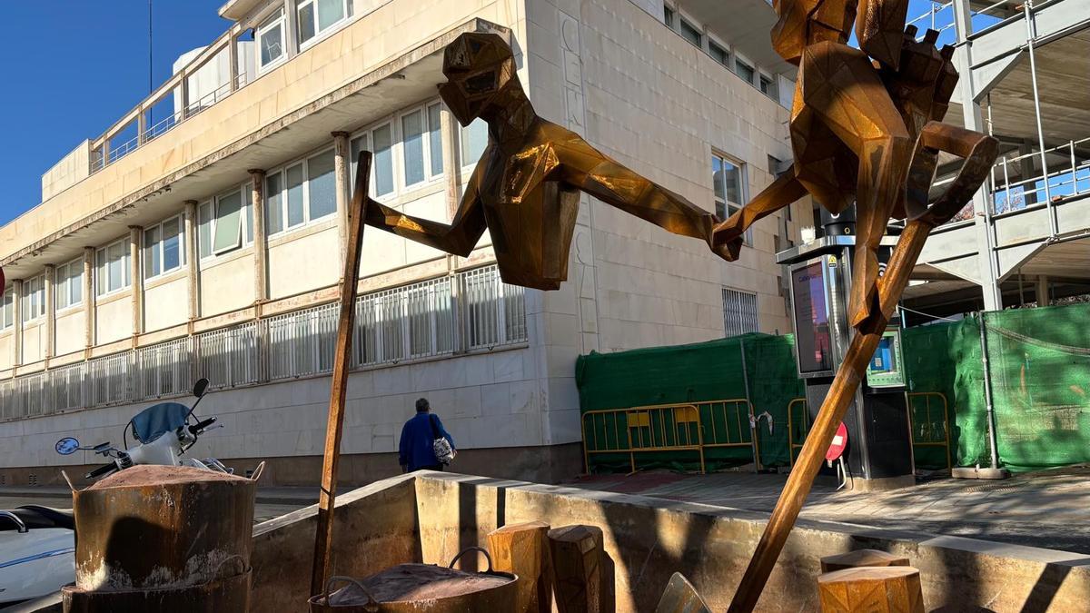 Grupo escultórico que homenajea al voluntariado de la dana.