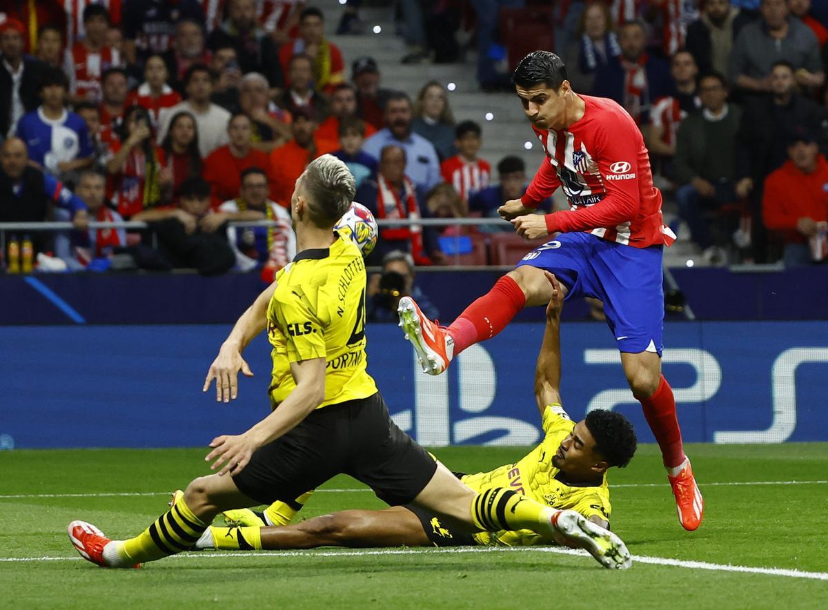 Morata remata en el partido frente al Dortmund en el Metropolitano.