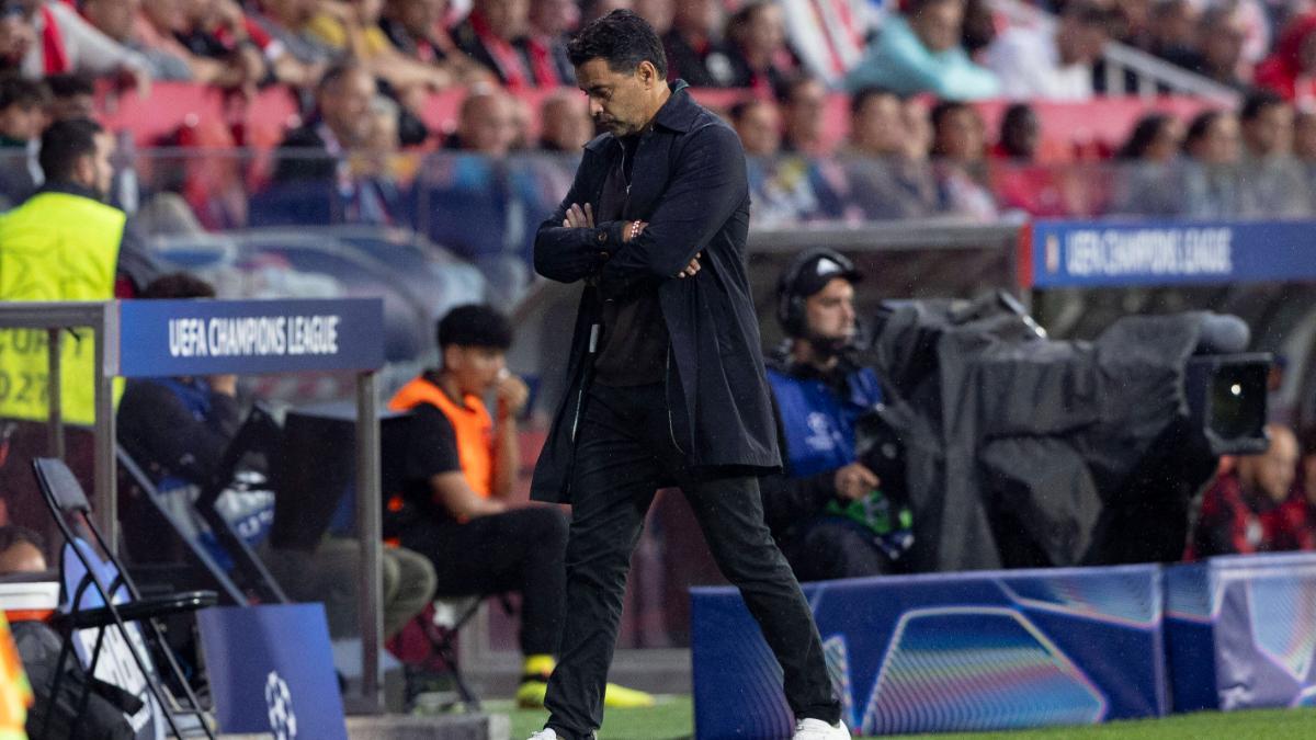 Míchel, cabizbajo en la banda