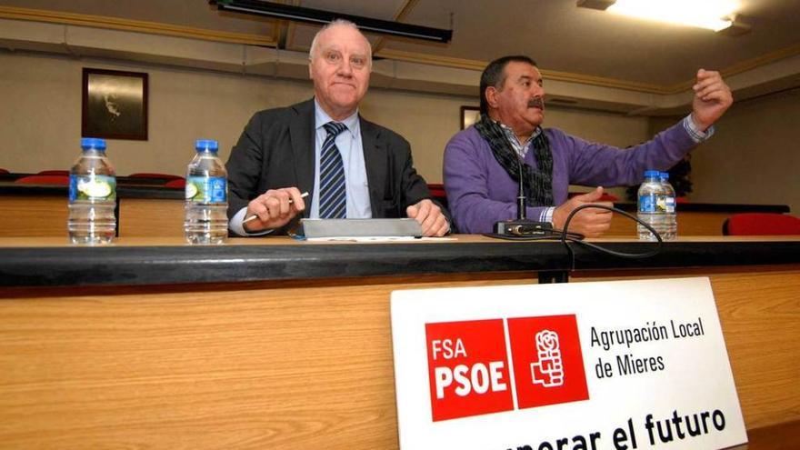 Faustino Blanco, junto al secretario general de la Agrupación Socialista de Mieres, Balbino Dosantos.