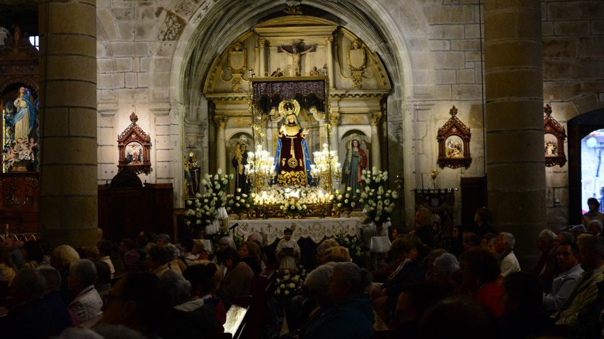 La Semana Santa de Cangas empieza pasada por agua