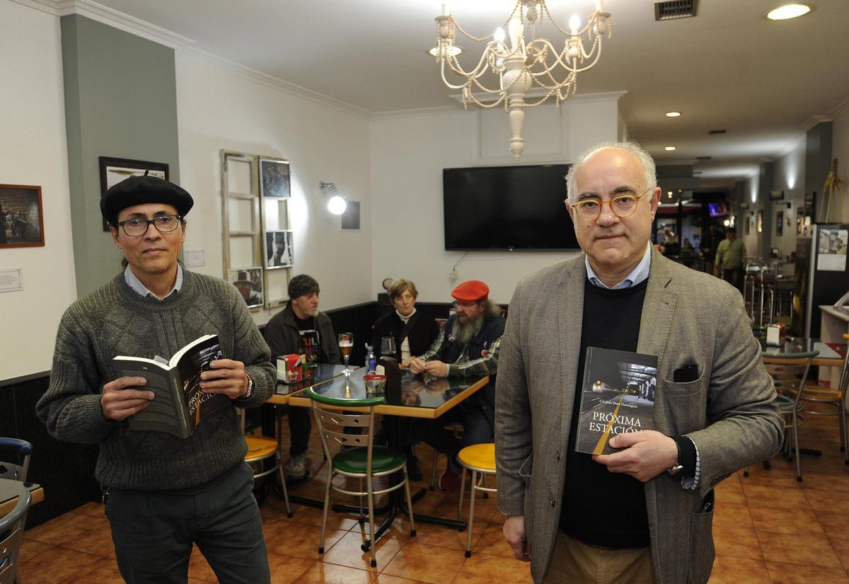 Cándido Duro, á dereita, presentou a novela acompañado por Carlos Santos, que ilustrou a solapa.