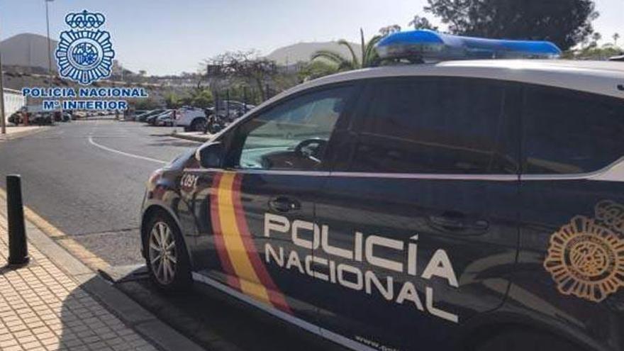 Detenido por arrancarle tres cadenas de oro a una turista en Arona