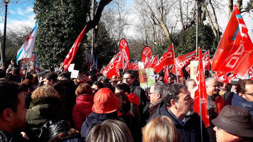 Miles de personas protestan en Santiago contra los &quot;recortes&quot; en sanidad y piden paralizar la reforma