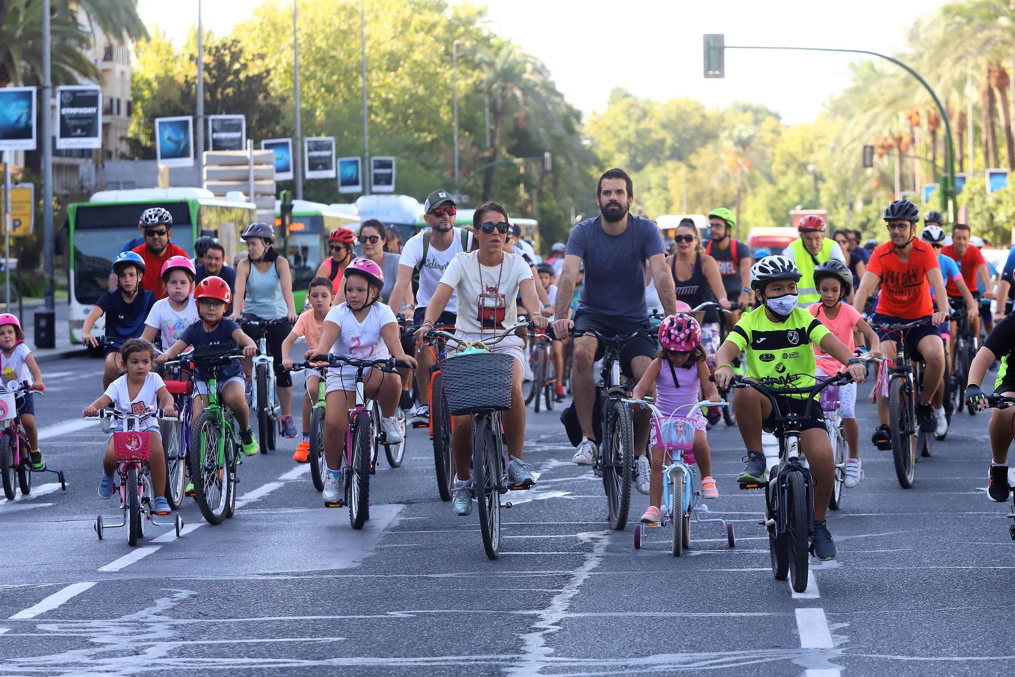 Familias enteras se suman a la Fiesta de la Bicicleta en Córdoba