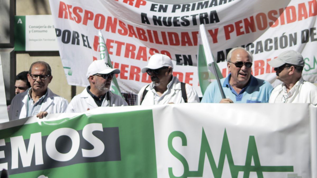 Concentración de médicos en la delegación de salud en la calle Córdoba.