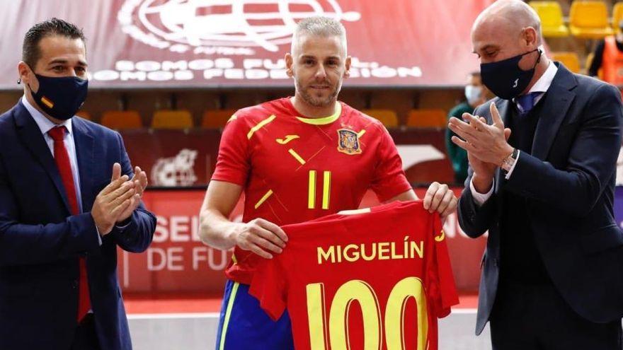 Pablo Lozano, Miguelín y Luis Rubiales, tras recibir una camiseta en reconocimiento a sus cien partidos internacionales.