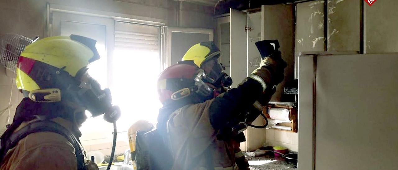 Los bomberos de la Zona Operativa del Vinalopó tras sofocar el incendio en una vivienda.