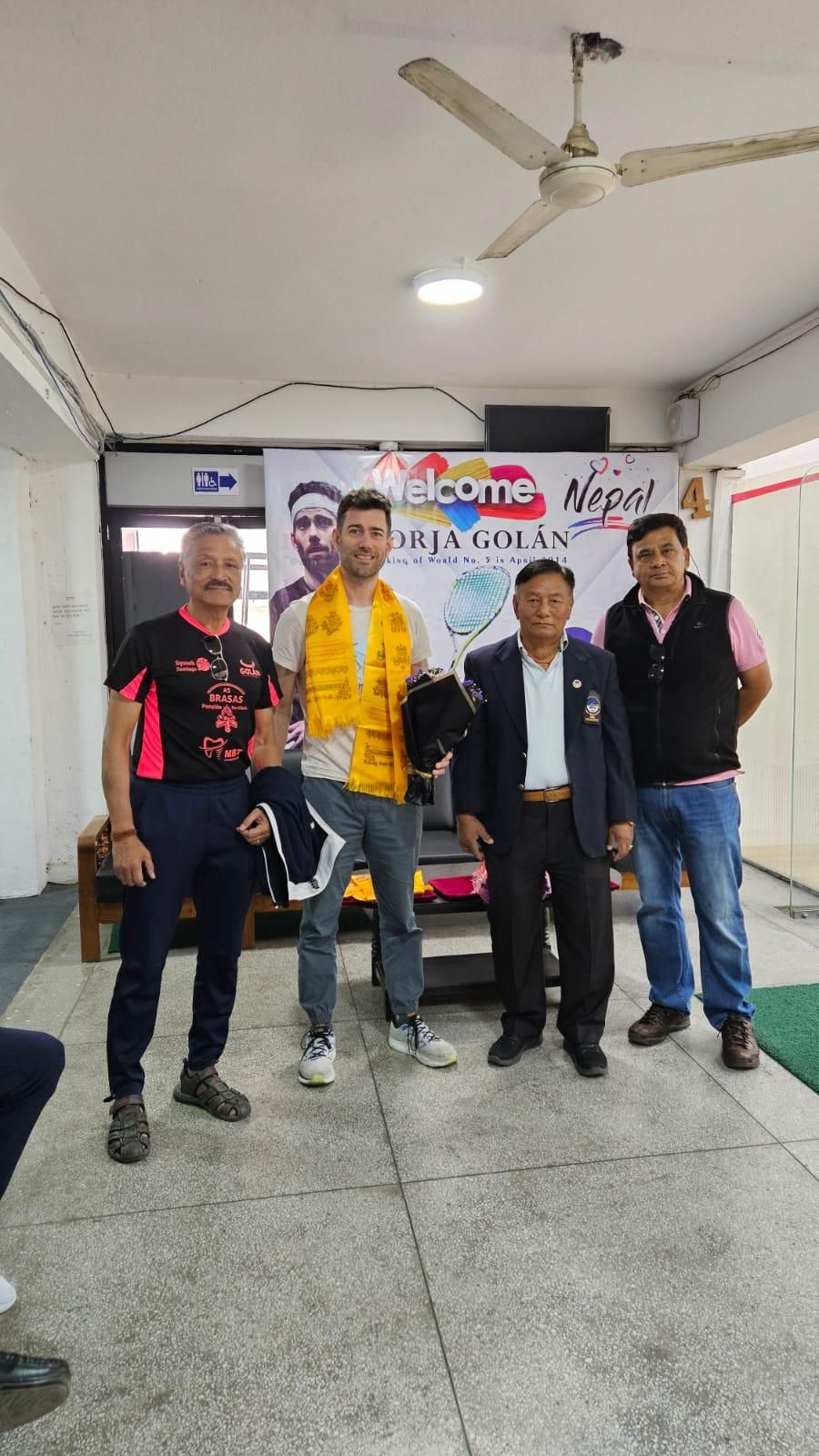 Borja Golán en Katmandú, donde está impartiendo clases de squash a jóvenes con pocos recursos de la mano de SOS Nepal