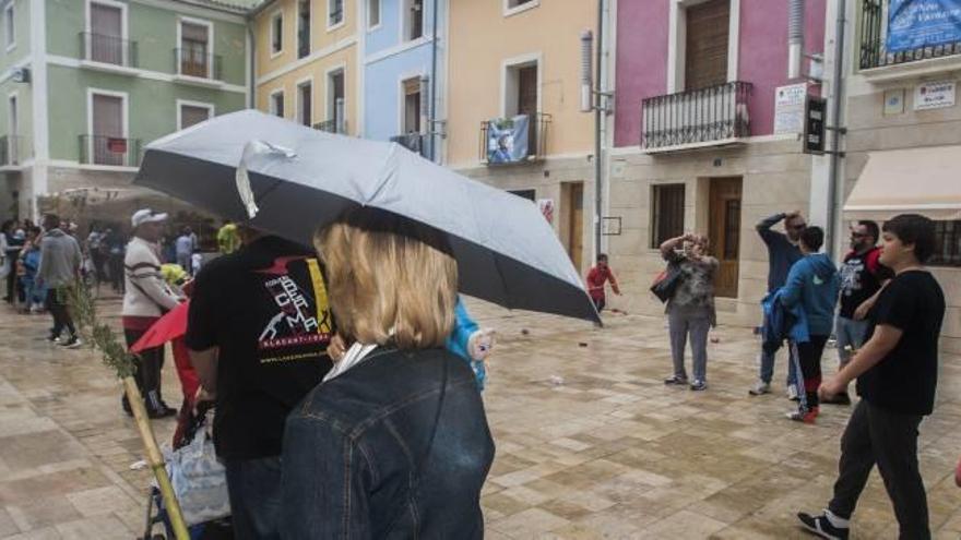 Una mujer se protege bajo un paraguas durante la romería de 2015.