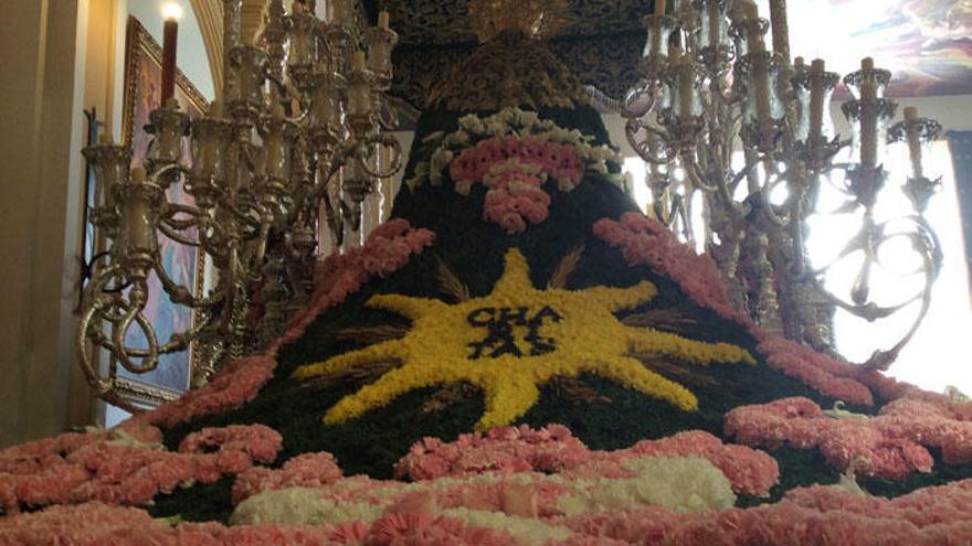 El nuevo manto de la virgen, elaborado con 14.000 flores.