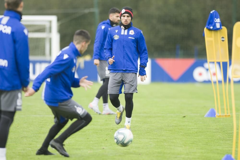 Luis César Sampedro dirigió a sus jugadores en un partido de once contra once en la ciudad deportiva de Abegondo.