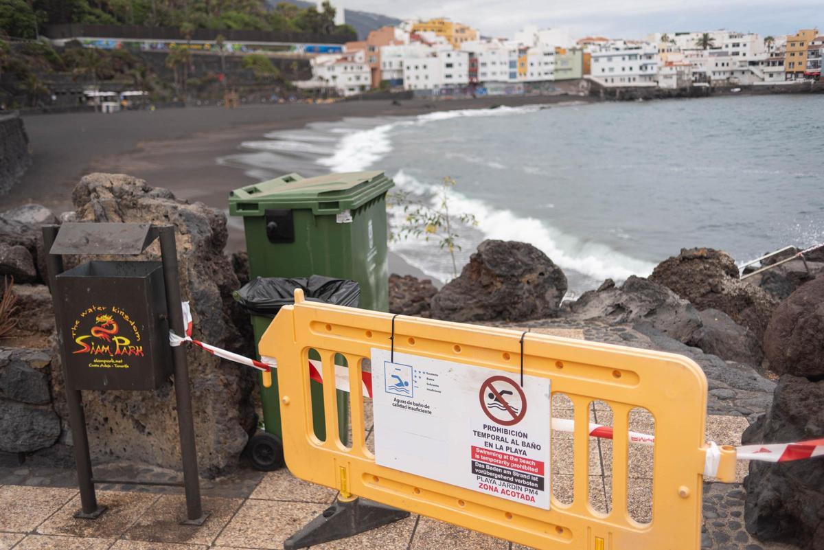 Panorámica de la playa clausurada temporalmente al baño
