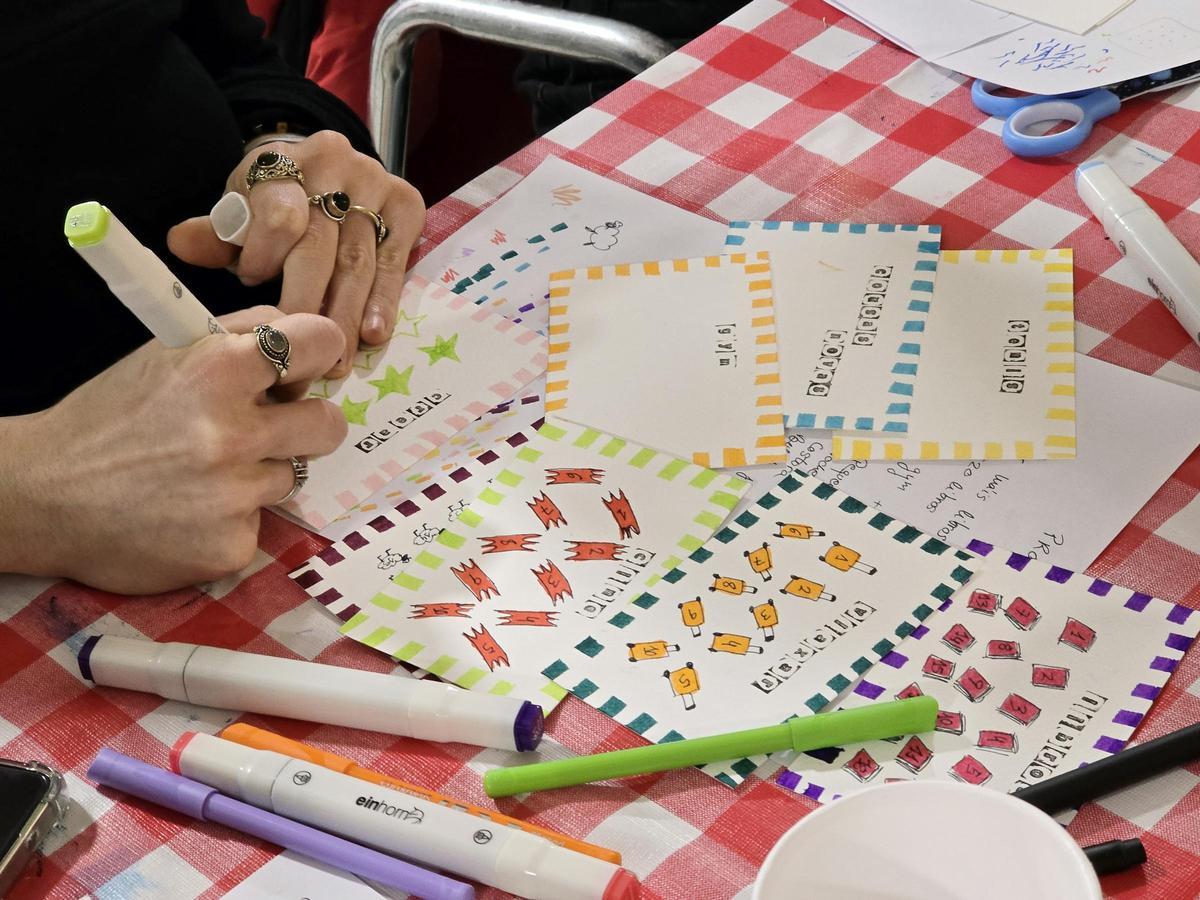 Realización de tarjetas con propósitos durante la última actividad de ocio alternativo para hacer diferentes manualidades con "Toba.collective"