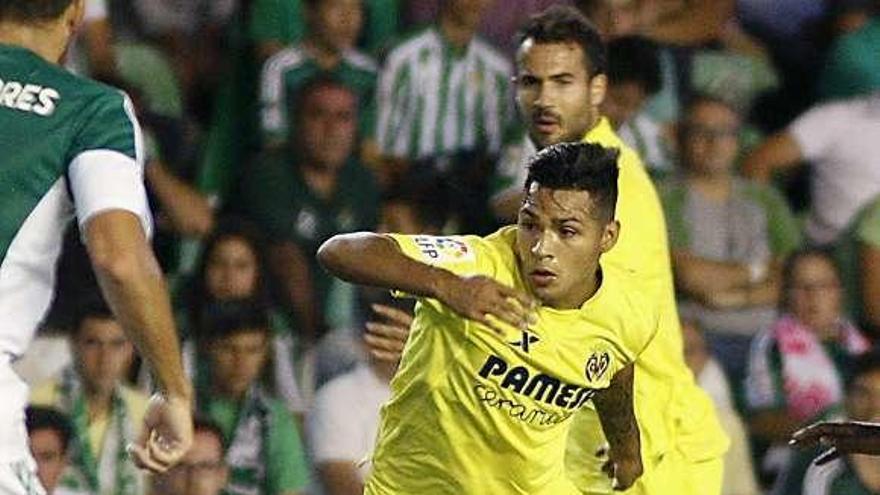 Nahuel Leiva, con la camiseta del Villarreal en un partido ante el Betis.