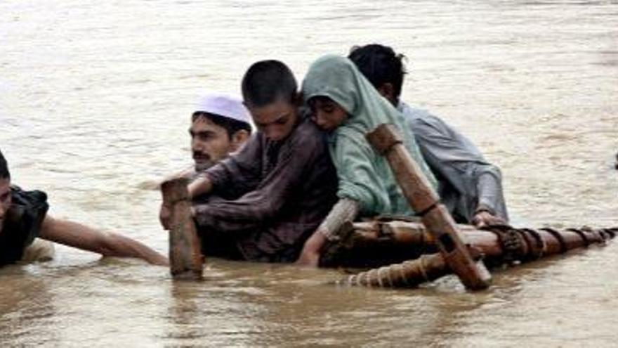 Varias personas abandonan la aldea de Charsadda por las inundaciones causadas por las lluvias monzónicas.