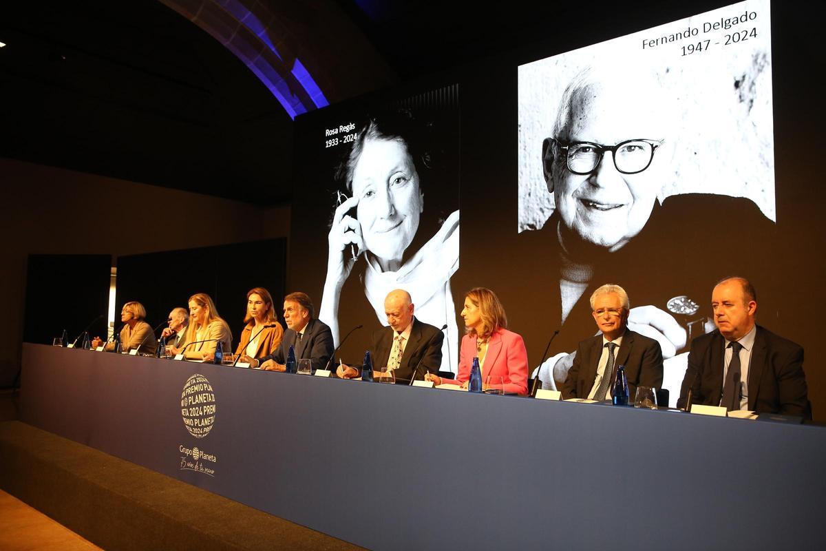 El jurado del Premio Planeta 2024, con el presidente del Grupo Planeta, José Crehueras, ante las fotos de los dos jurados fallecidos este año, Rosa Regàs y Fernando Delgado.