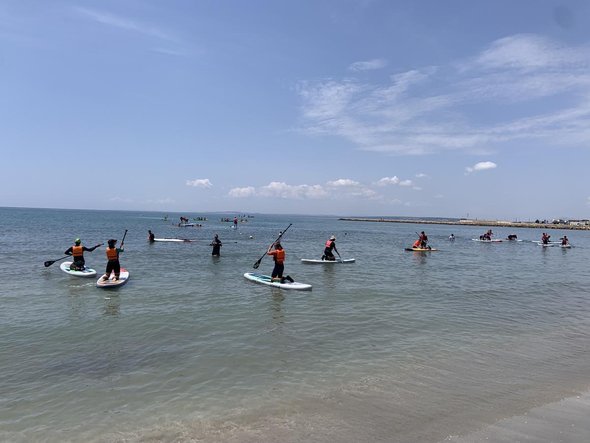 Un momento de la práctica de deportes náuticos en las playas de Santa Pola
