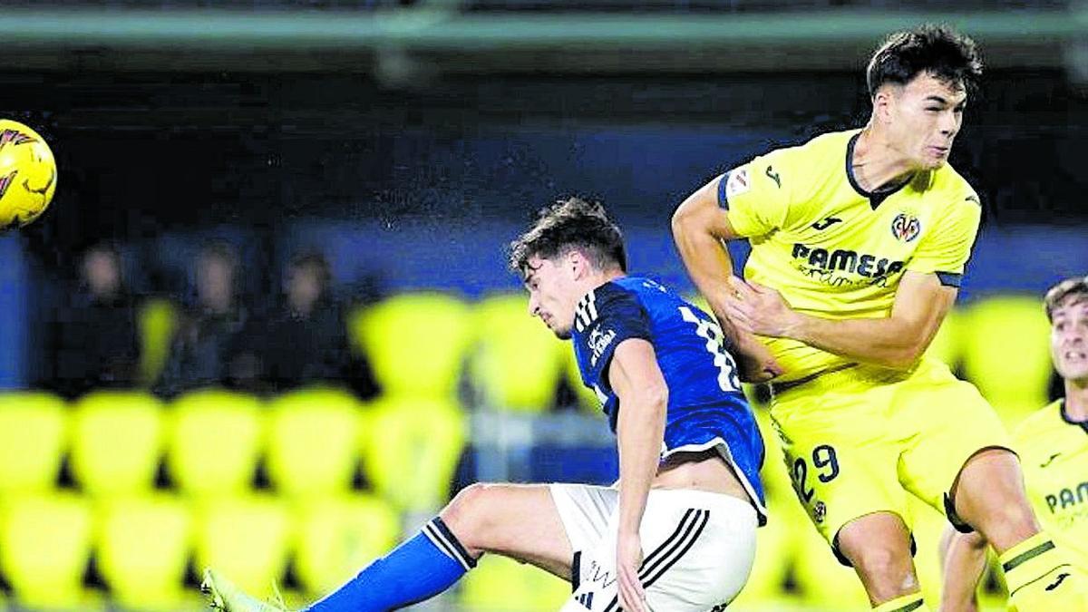 El ‘groguet’ Antonio Espigares rechaza de cabeza un balón centrado al área defendida por el filial amarillo.