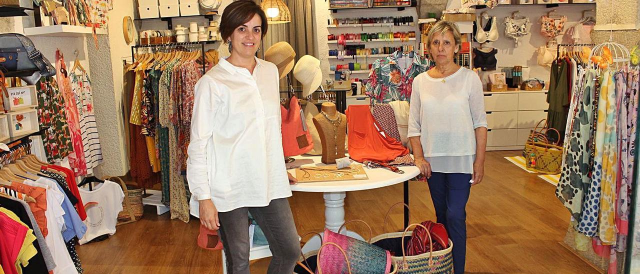 Francisca e Inmaculada, en la tienda ‘Gisela’, en Binissalem. | JAUME CANUT