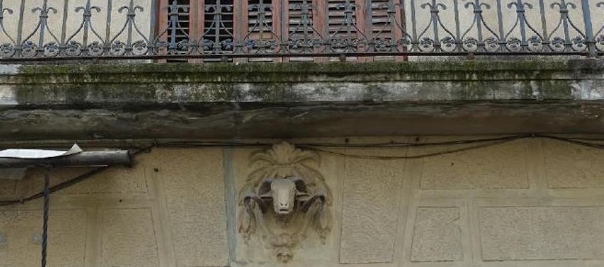 La cabeza de carnero que asomaba sobre el portal de la calle Montnegre, 46, en Barcelona.