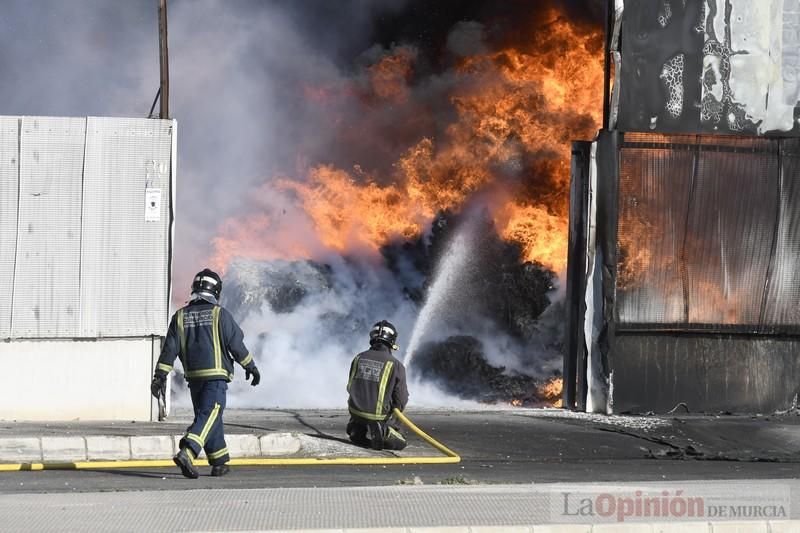 Imponentes llamas devoran una nave en Santomera