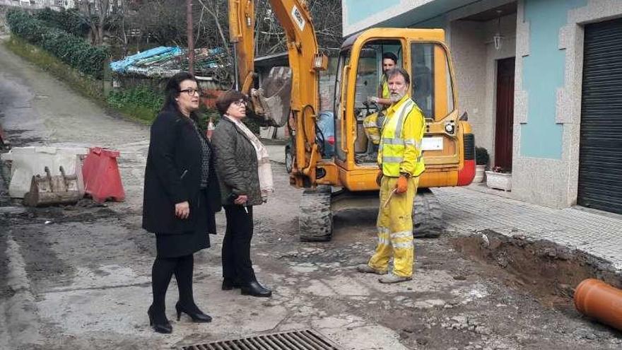 Amoedo y Barciela observan las obras de saneamiento en Chapela. // FdV