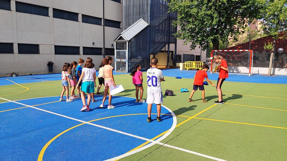 Archivo - Niños en un campamento urbano de Villaverde.