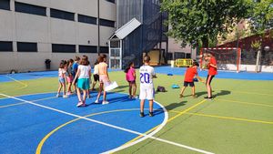 Archivo - Niños en un campamento urbano de Villaverde.