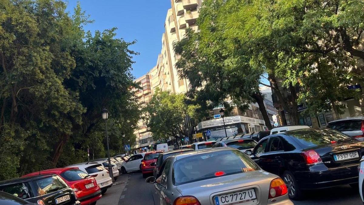 Caos y retenciones en el centro de Cáceres.