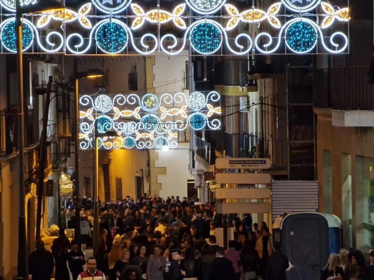 . La cercana calle Álamo, que fue cortada al tráfico, registraba un lleno hasta ‘la bandera’.