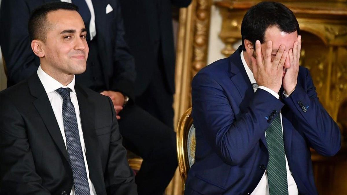 El ministro de Trabajo e Industria de Italia, Luigi di Maio (izquierda), y el máximo responsable de Interior, Matteo Salvini, durante la ceremonia de constitución del Ejecutivo, en Roma, en junio del año pasado.