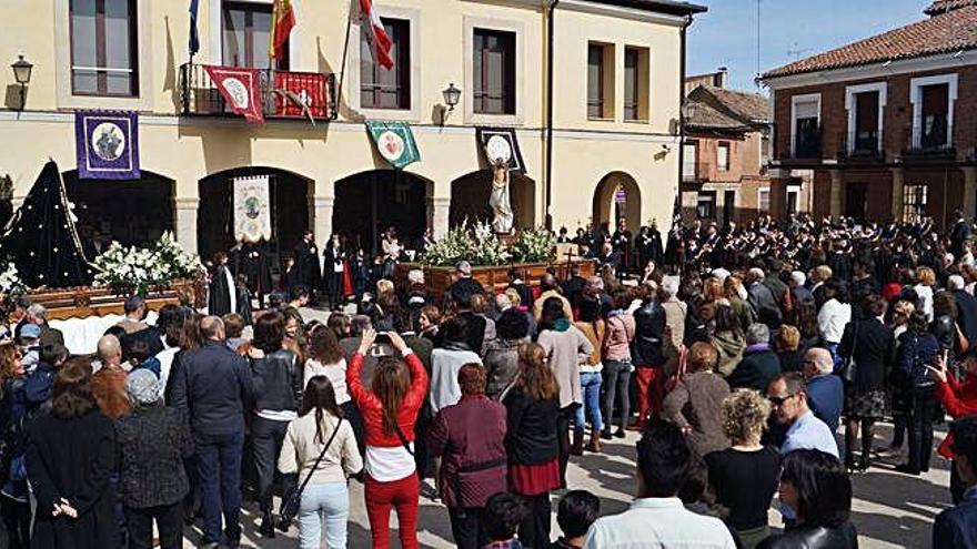 Encuentro del Resucitado y la Virgen en la procesión del Domingo de Resurrección.