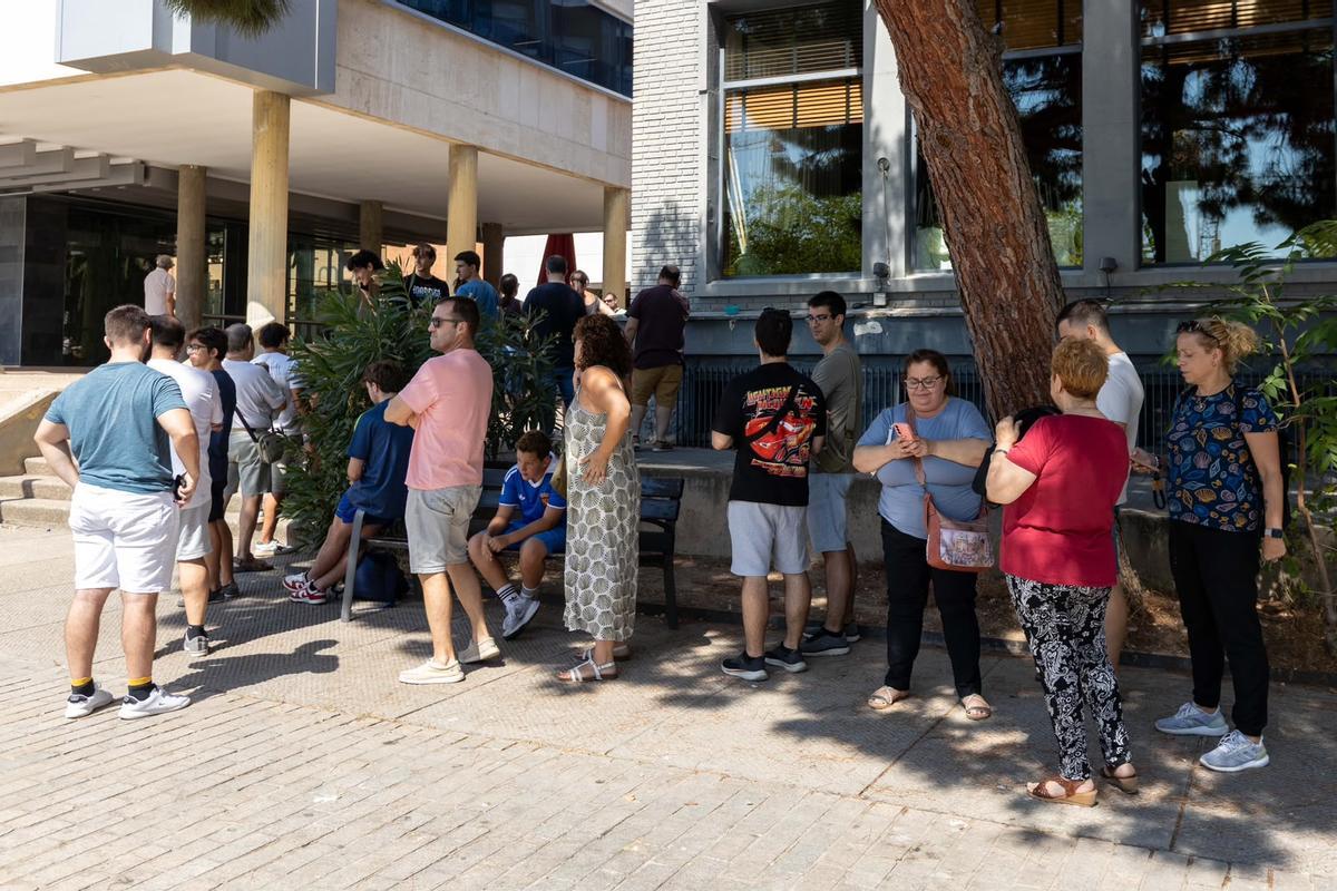 En imágenes | Largas filas en las oficinas del Real Zaragoza en el primer día de alta de nuevos abonados