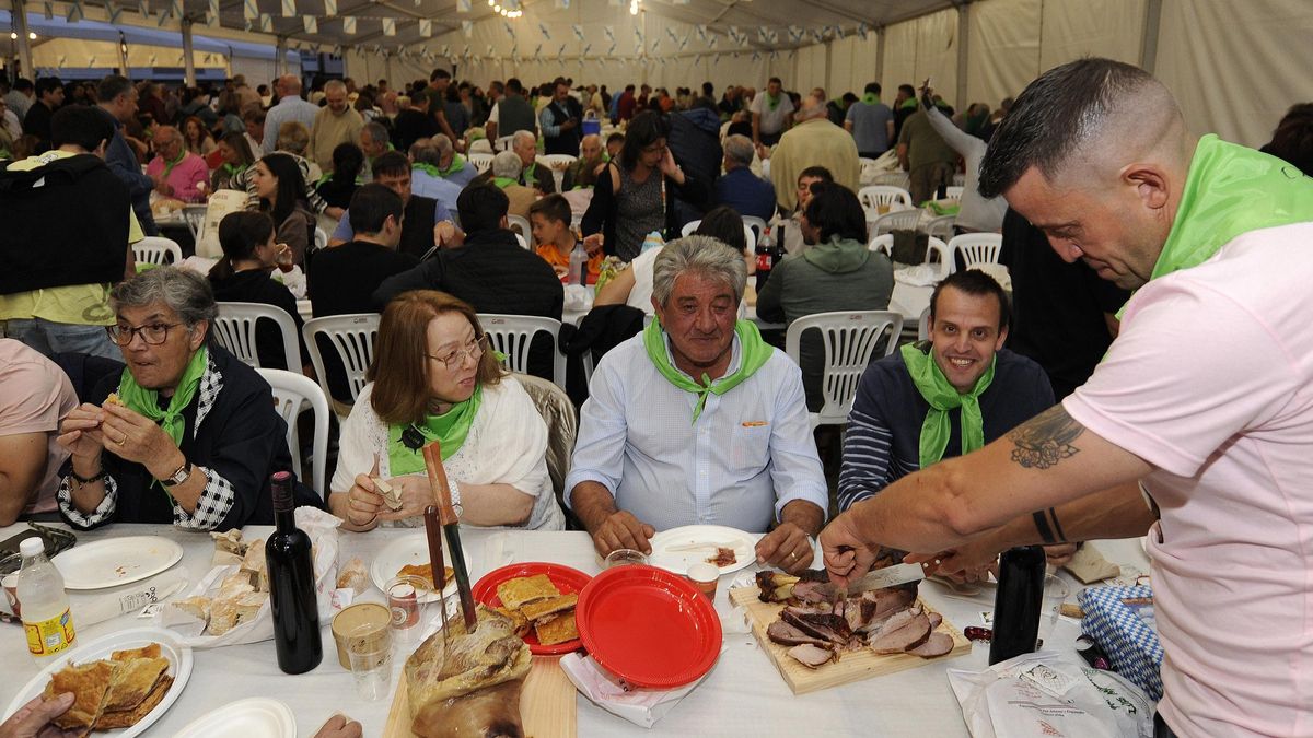 Asistentes a la Festa do Lacón, que cumple sus bodas de plata.