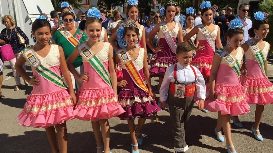 Las Damas y Reinas de la festividad, frente a la portada del recinto ferial.