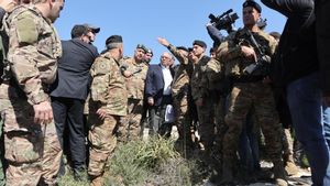 El primer ministro libanés, Nawaf Salam, durante una visita con responsables militares a la frontera sur con Israel.