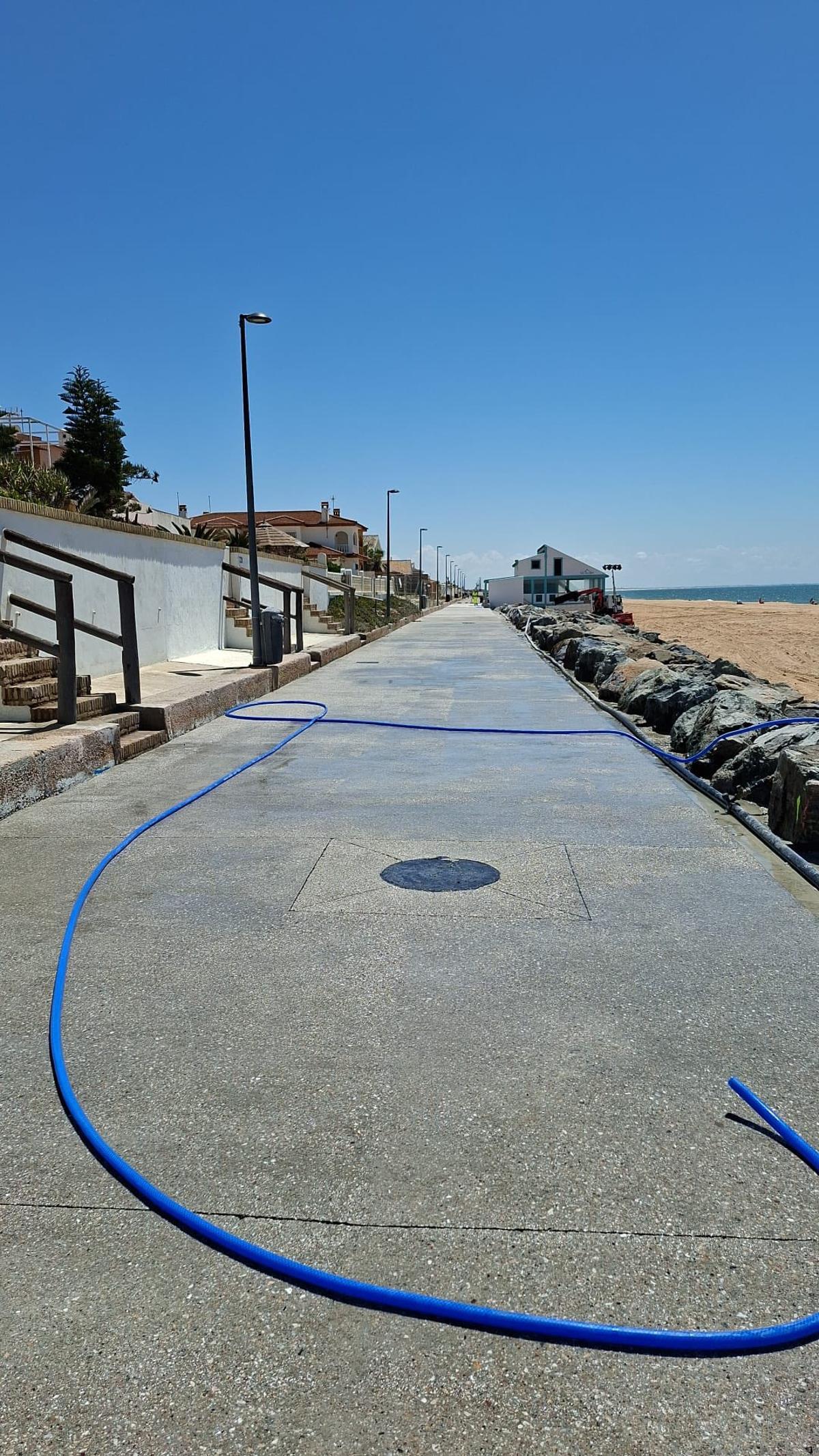 Obras de reparación del paseo marítimo de Matalascañas.